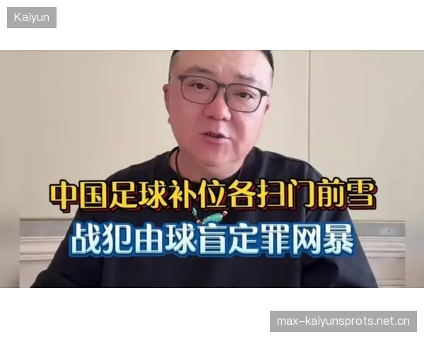 足球后卫的瞬间补位像预判外挂
